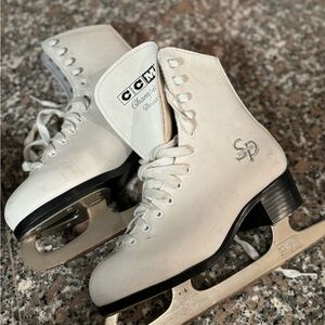 Girls CCM Champion Deluxe ice skates Size 4